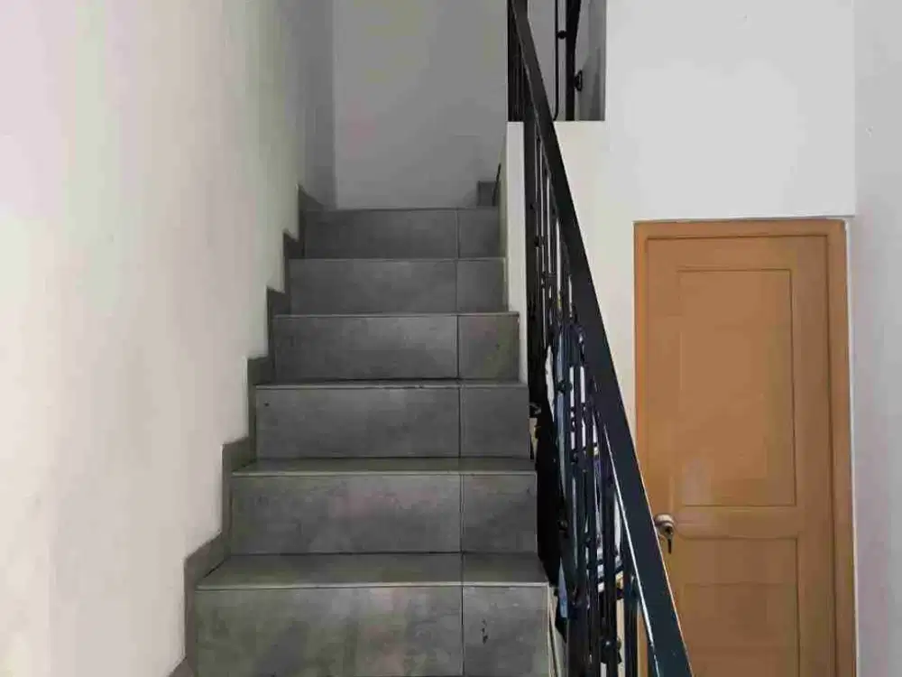 Di Jual Rumah Bagus Bangunan 2, 5 Lantai di Pondok Pekayon Indah Bekasi Selatan