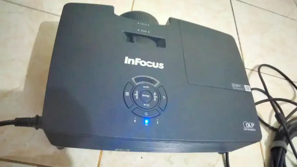 Dijual cepat proyektor merek InFocus