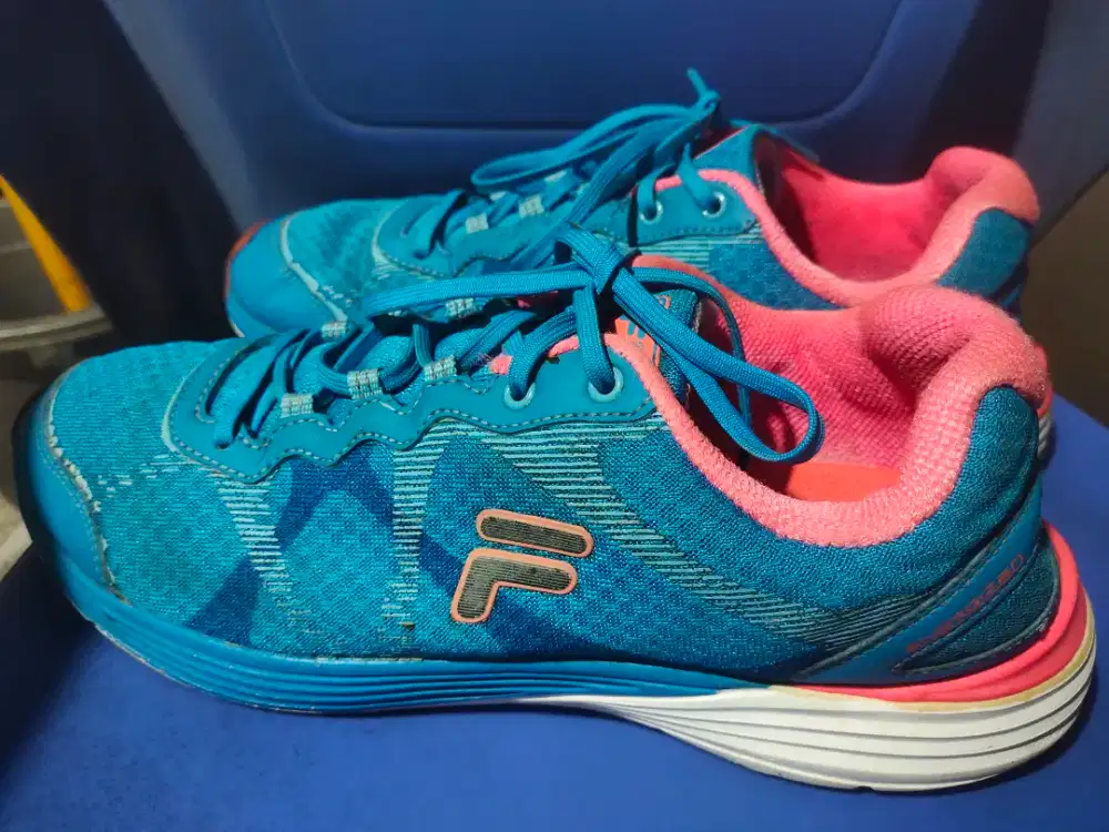 Sepatu Fila biru