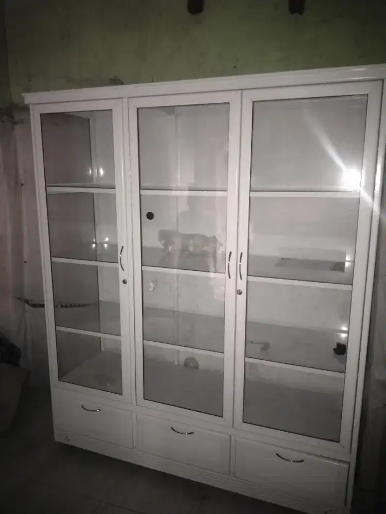 Lemari dengan maksimum dapat menyimpan segala kebutuhann