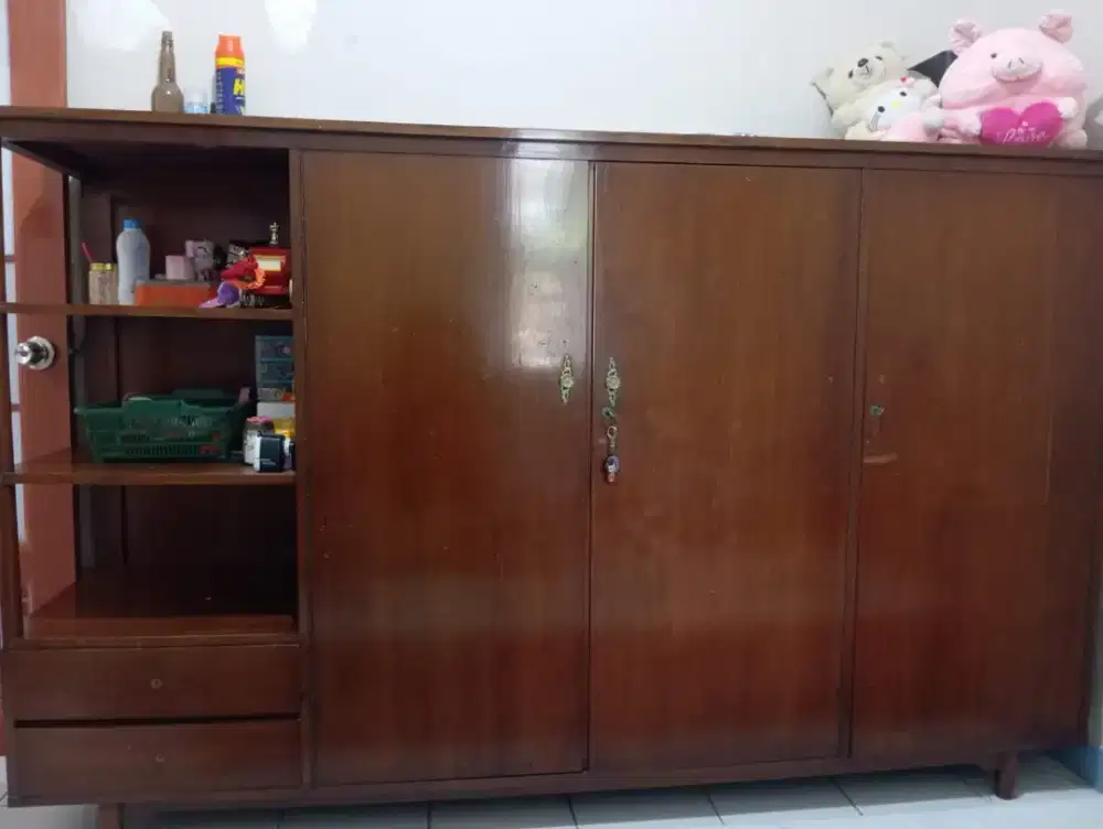 Di jual lemari jati tua