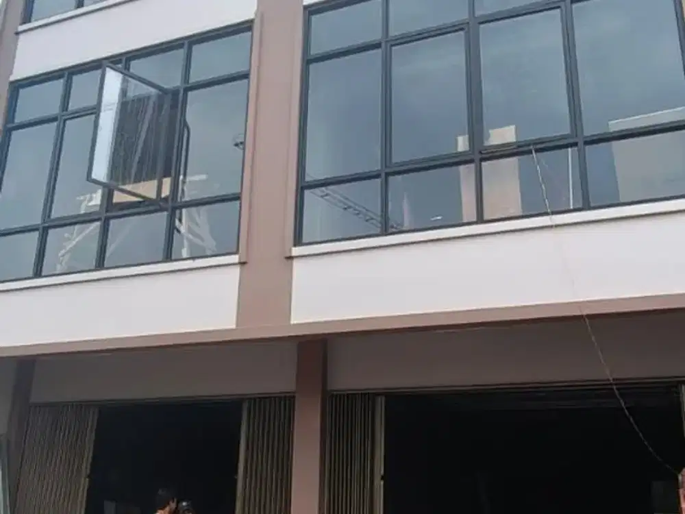 Disewakan ruko bagus 3lantai akses jalan utama traffic ramai jalur lambat di Pondok Kopi Jakarta Timur