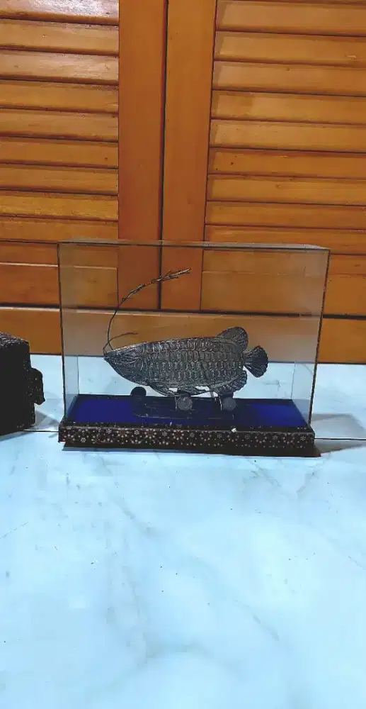 Miniatur Arwana lapis perak dengan box lapis kain batik