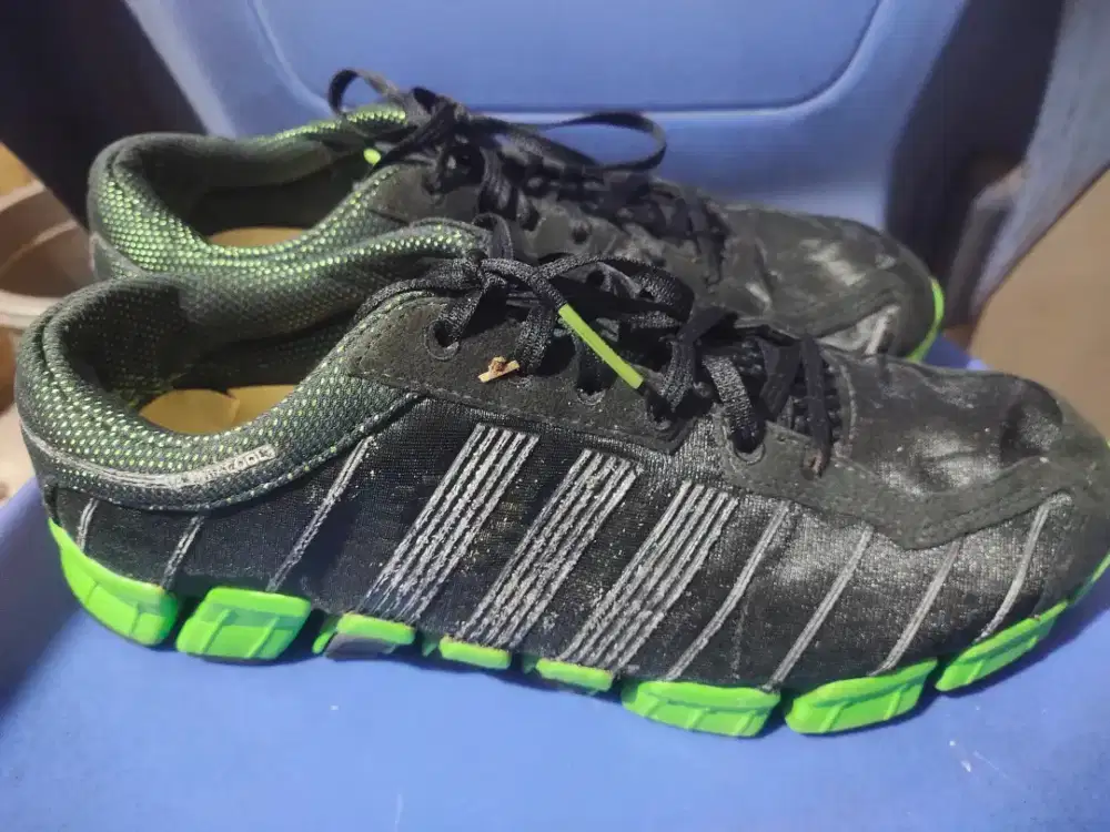 Sepatu Adidas hitam hijau