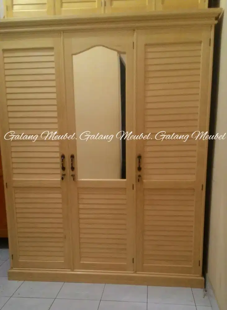 Lemari pakaian ukuran 50x140cm tinggi 75 cm