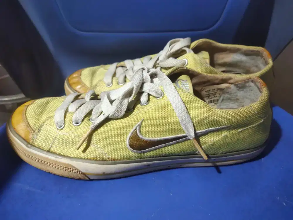 Sepatu Nike kuning