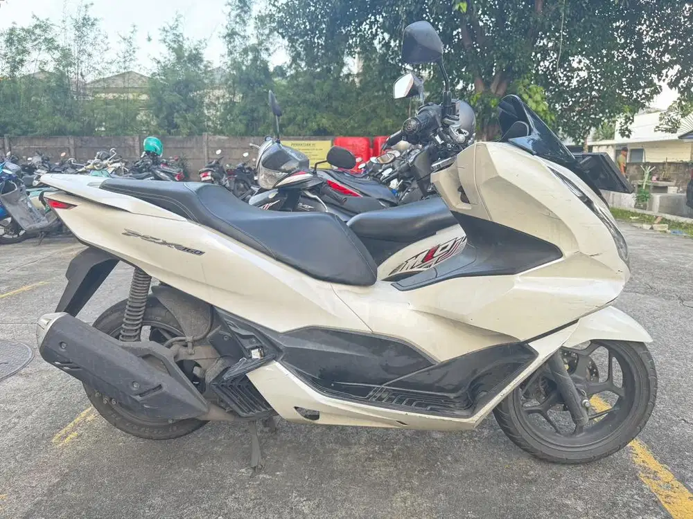 JUAL SANTAI HONDA PCX TANGAN PERTAMA, KONDISI MASIH OKE (Nego tipis).
