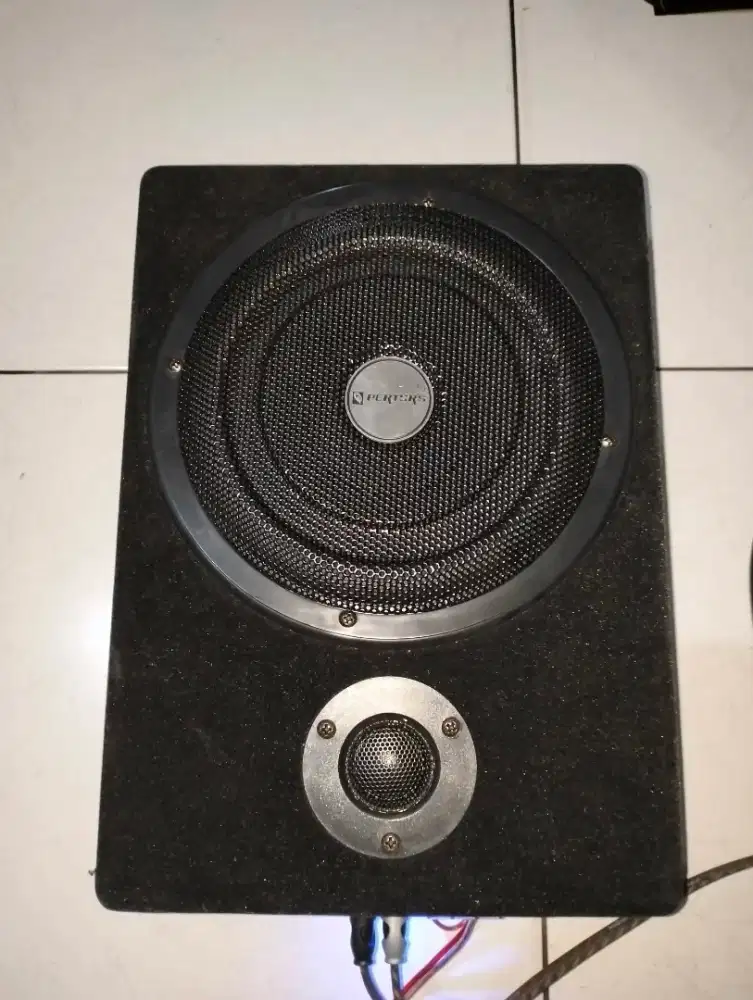 Subwoofer kolong aktif