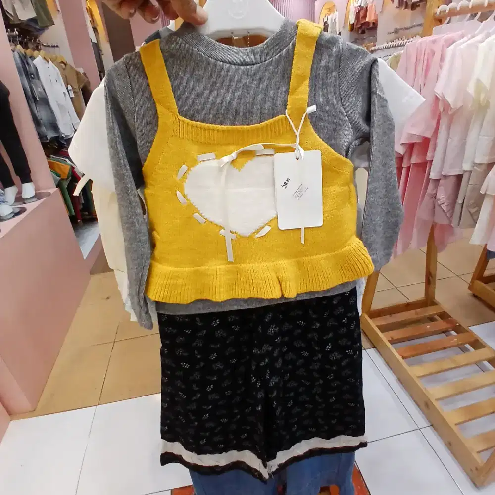 Dicari host buat live produk tas