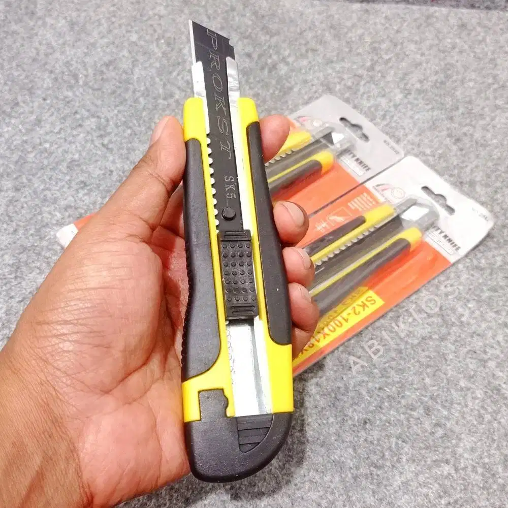 Cutter Besar Profesional Auto Lock Gagang Karet Anti Selip - HL997