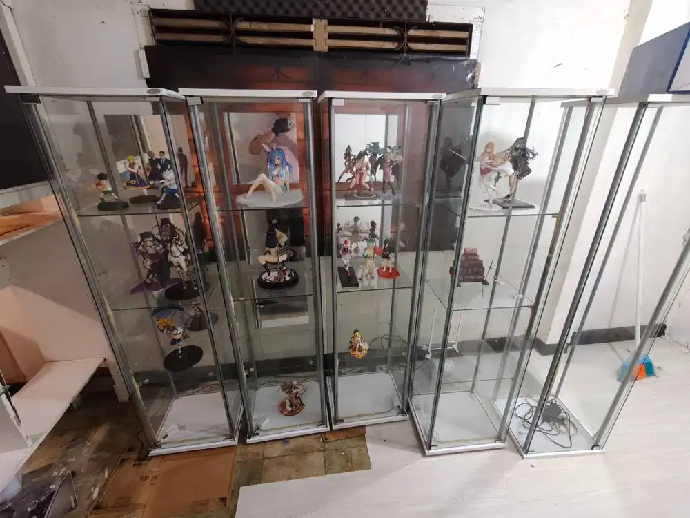 Lemari Kaca Informa Newvy Curio Warna Putih