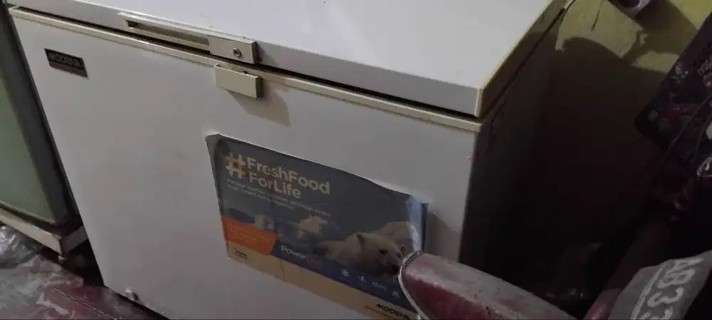 Freezer merk modena, kapasitas 205L, pemakaian pribadi