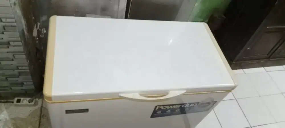 Frezzer box merek Modena