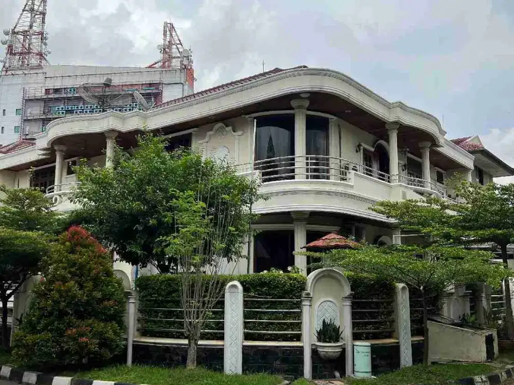 Dijual rumah hoek ada private pool tanjung barat indah