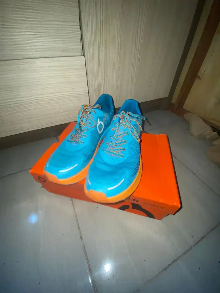 Sepatu Ortuseight tipe hypersonic 1.2 ukuran 40