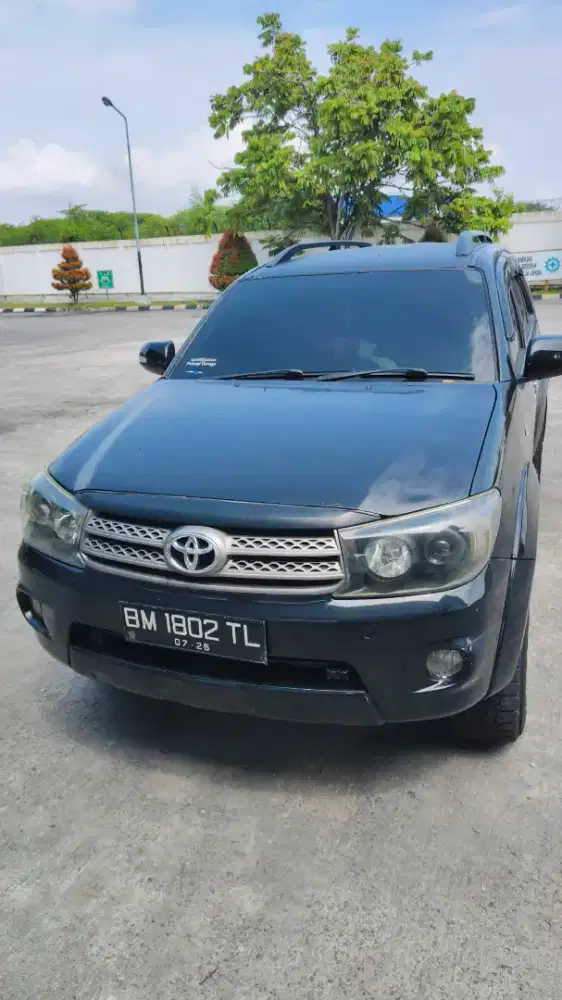 Mobil Fortuner Hitam