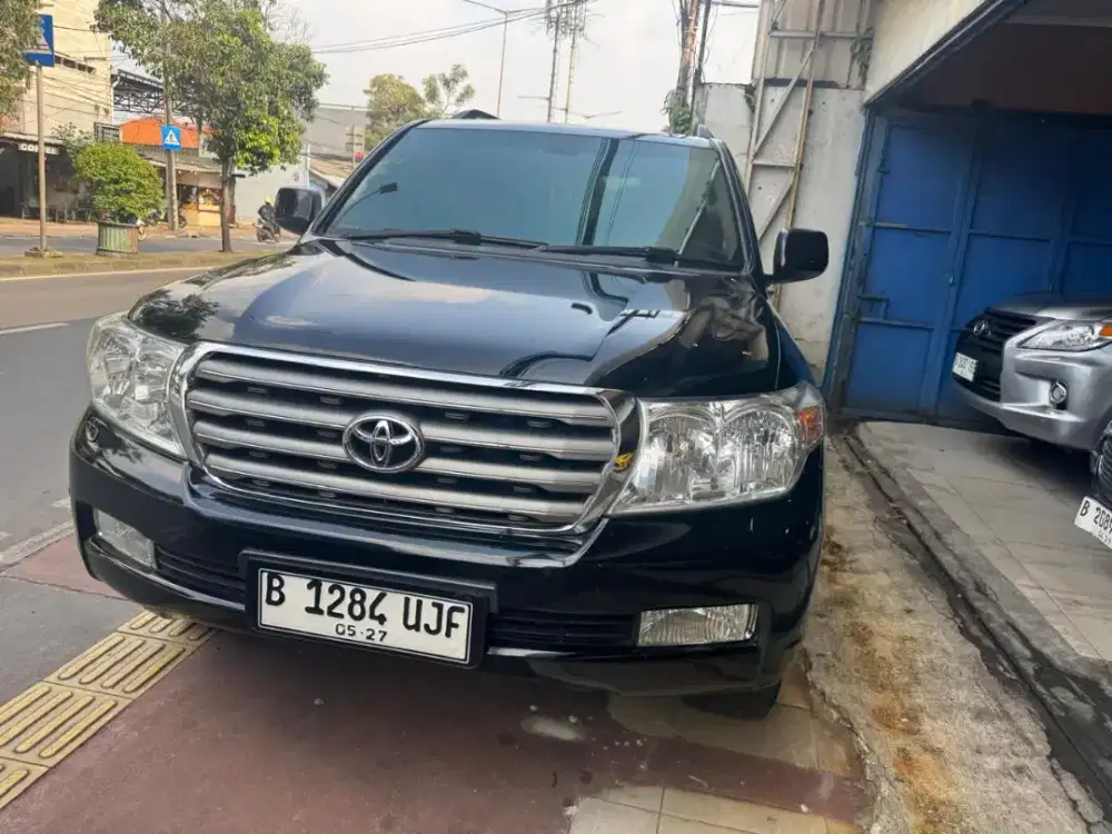 Toyota landcruiser diesel VX200 th 2011 AT