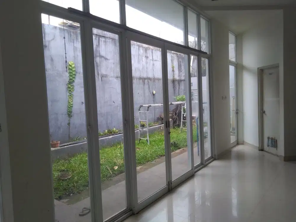 RUMAH MINIMALIS SEMI FURNISH 2 LANTAI HALAMAN BELAKANG DAN DAPUR LUAS