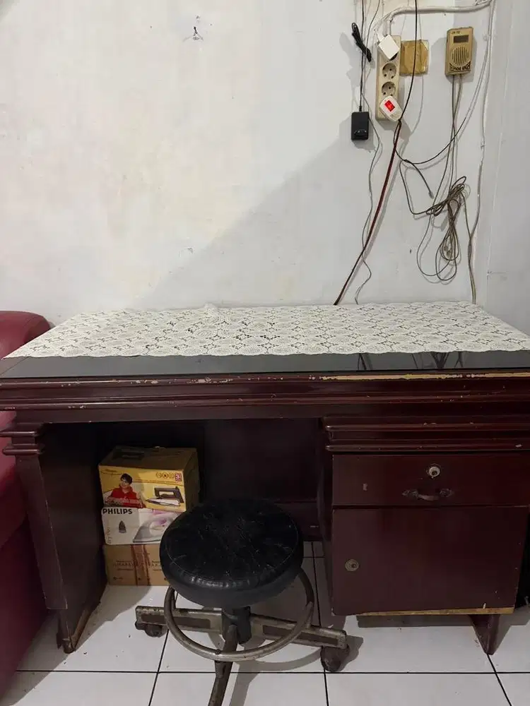 Meja dan Kursi Bekas