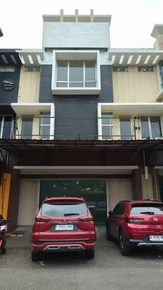 Disewakan Ruko 2,5 lantai Lebar 7,5 dan Siap Pakai di Harapan Indah 2