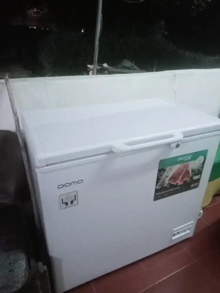 Di jual frezzer box merk DOMO kluaran dri MODENA 210 L siap pakai