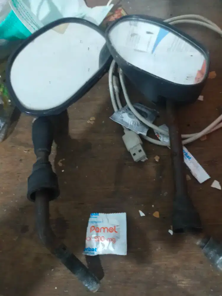 Kaca spion warna hitam