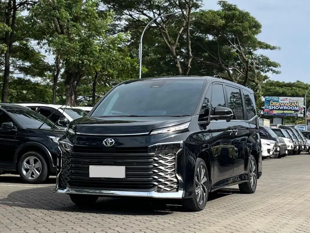 TOYOTA VOXY 2.0 AT 2023 HITAM, KM 44RB