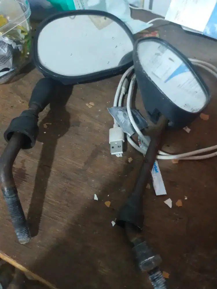 Kaca spion warna hitam