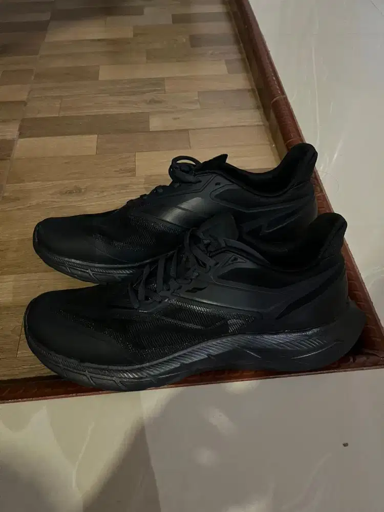 MILLS SEPATU LARI RUNNING SHOES TREXIMO SAGA M3 TRIPPLE BLACK