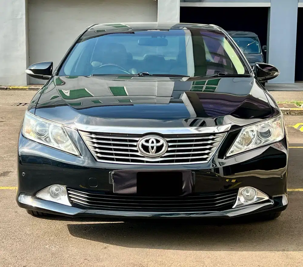 TOYOTA CAMRY V AT TAHUN 2013