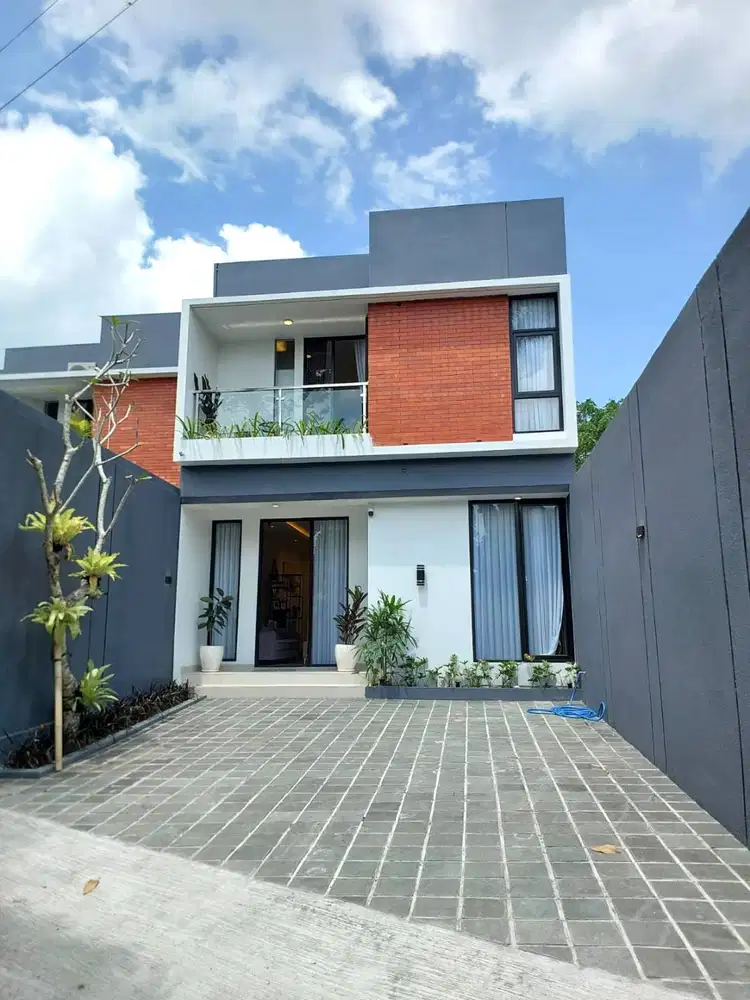 Rumah Baru Desain Kontemporer dekat Jalan Besi Jangkang