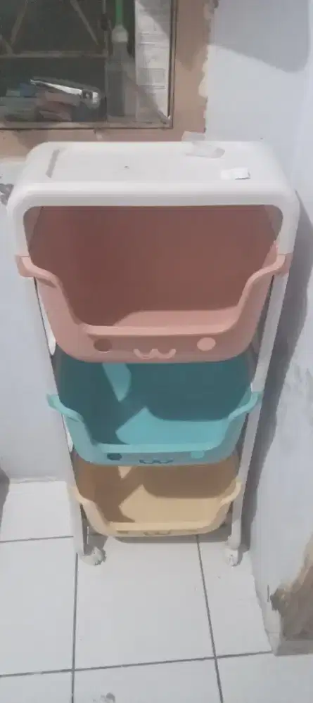 Rak2 barang warna warmi