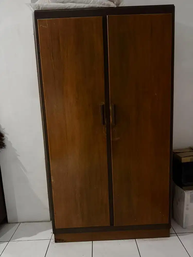Lemari baju bekas