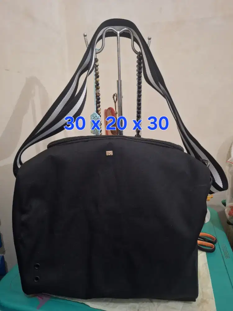 Tas selempang branded 
Bally uk 30 x 20 x 30 
Limited edition 
Barang