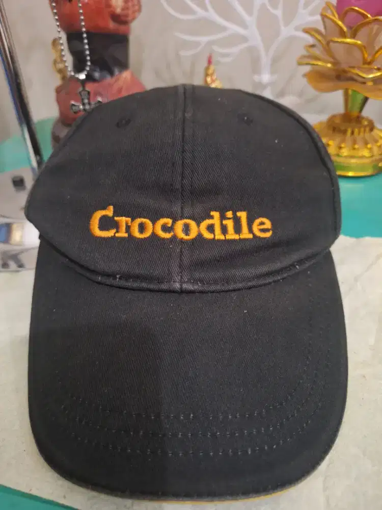 Topi branded 
Crocodile warna hitam 
Limited edition 
Barang terawat