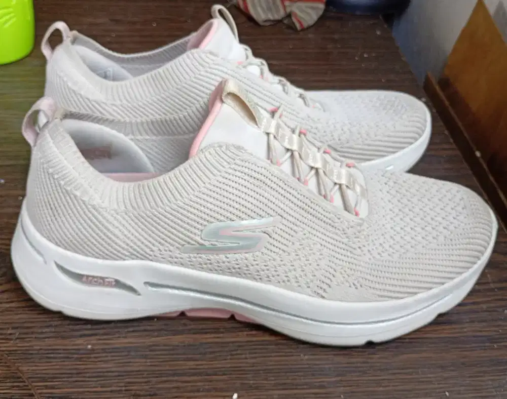 Sepatu Skechers ukuran 39