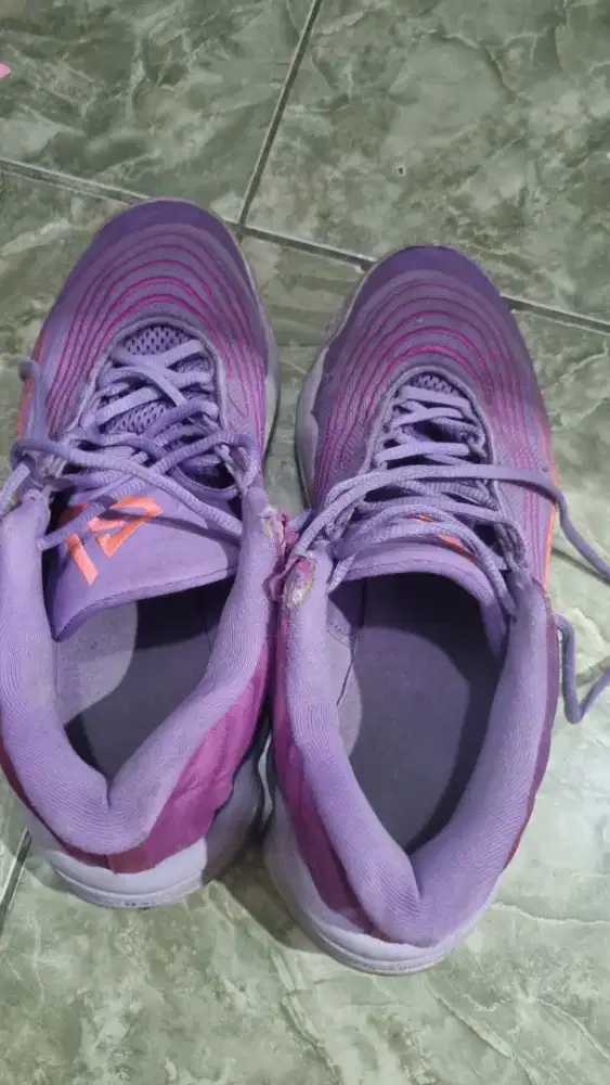 Sepatu Nike Giannis immortality 4 Black raspberry bekas