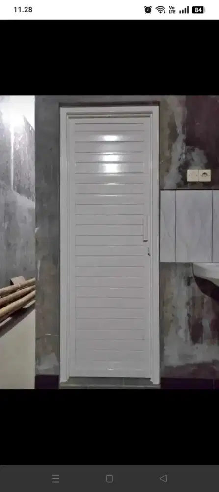 Pintu kamar mandi