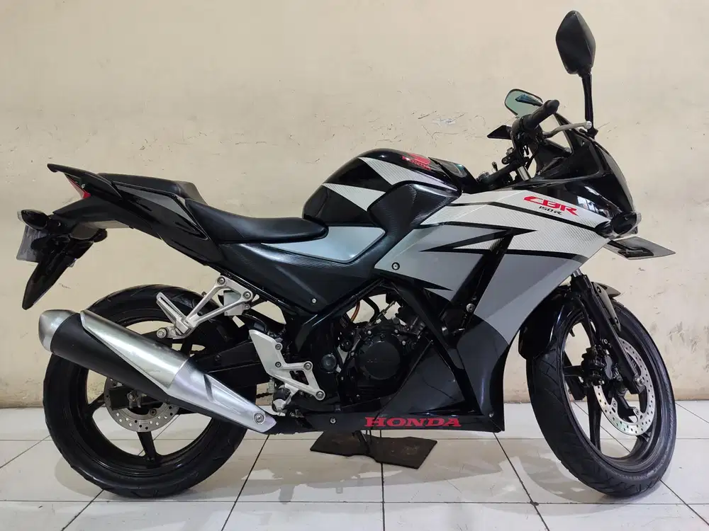 CBR 150R 2015 istimewa mulus terawat siap pakai...
