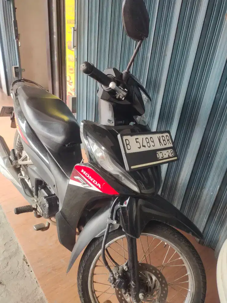 Di jual motor Honda Revo fi tahun 2023