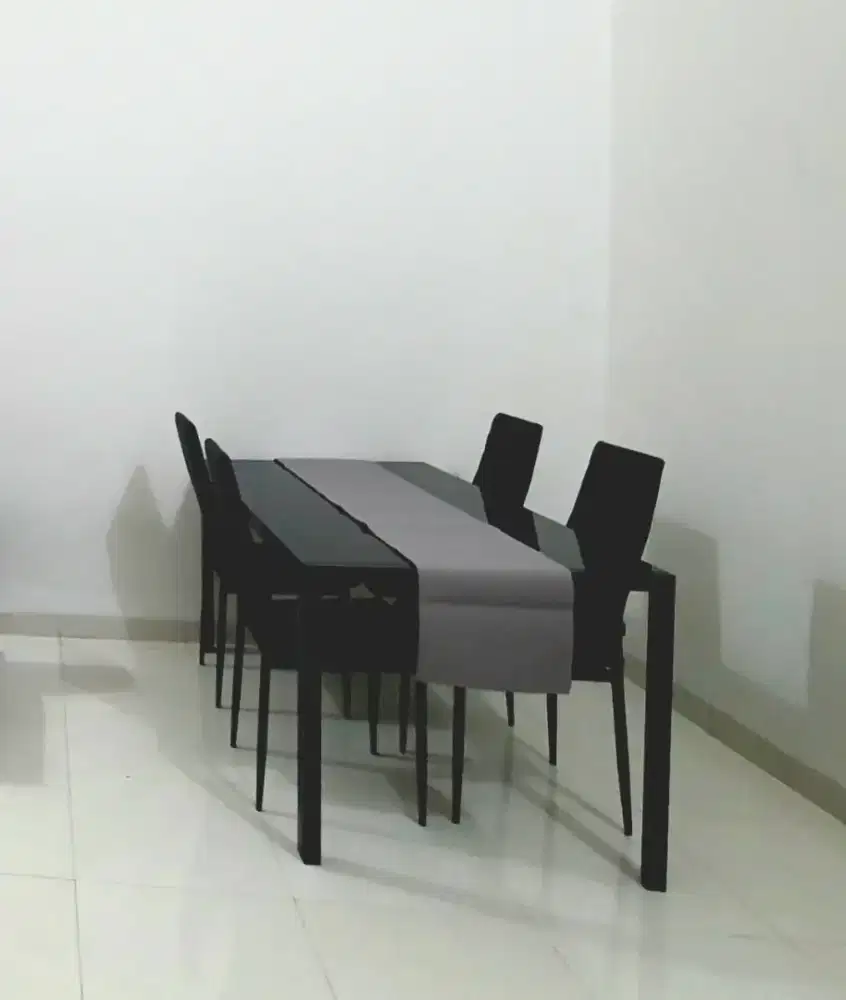 Set Meja Makan 4 Kursi (Informa)