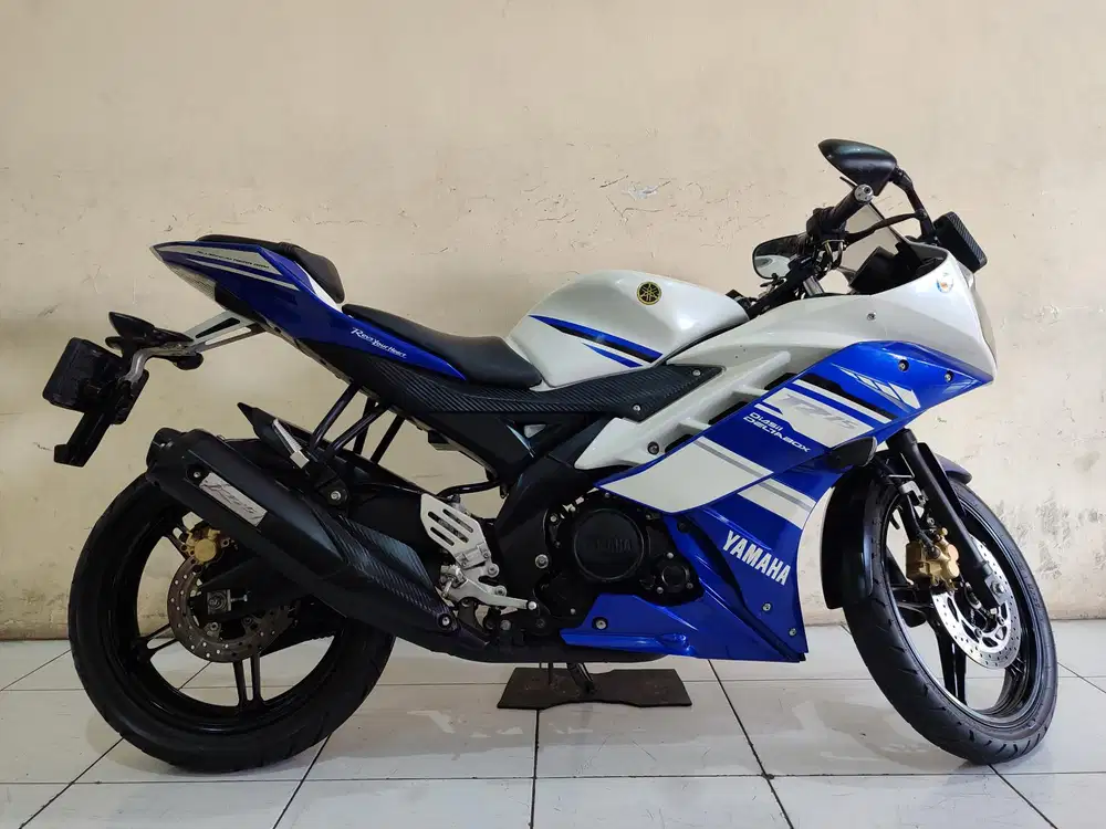 YAMAHA R15 V2 putih 2015 istimewa mulus terawat siap pakai...