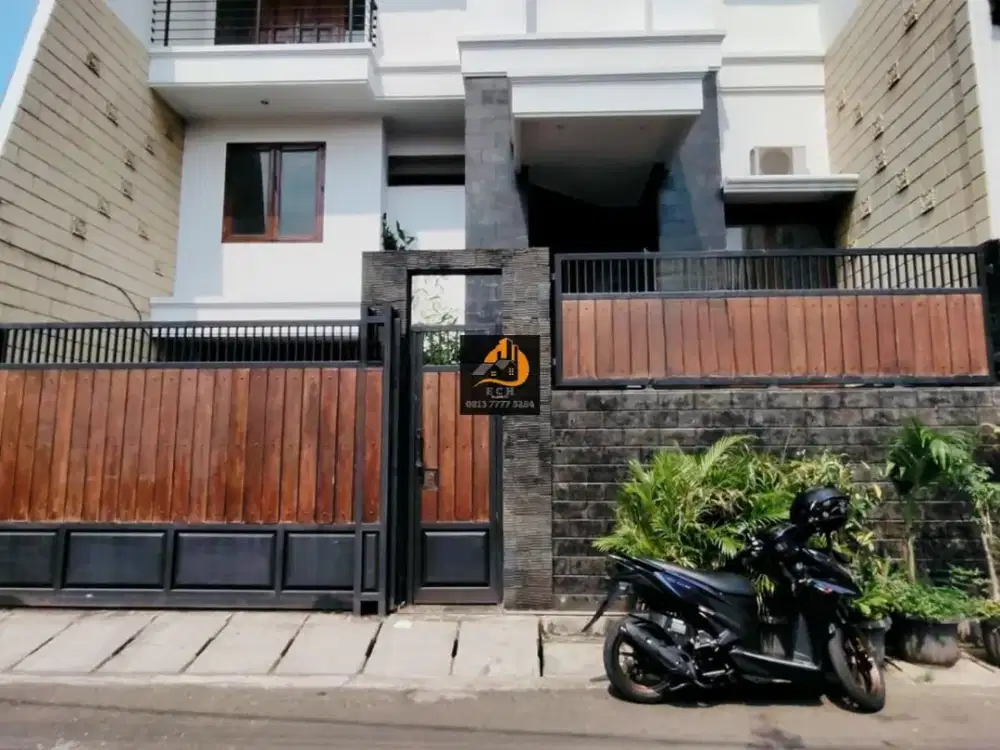 TP103.Rumah 3 Lantai Split level  Second Kokoh di Pisangan Lama Jakarta Timur.