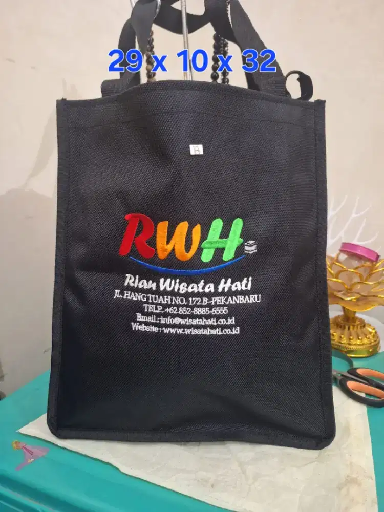 Tas kain branded 
Bally RWH warna hitam 
Uk 29 x 10 x 32 
Limited edit