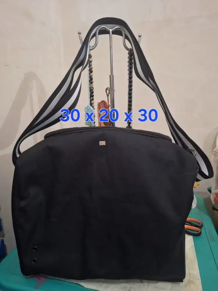 Tas selempang branded 
Bally uk 30 x 20 x 30 
Limited edition 
Barang