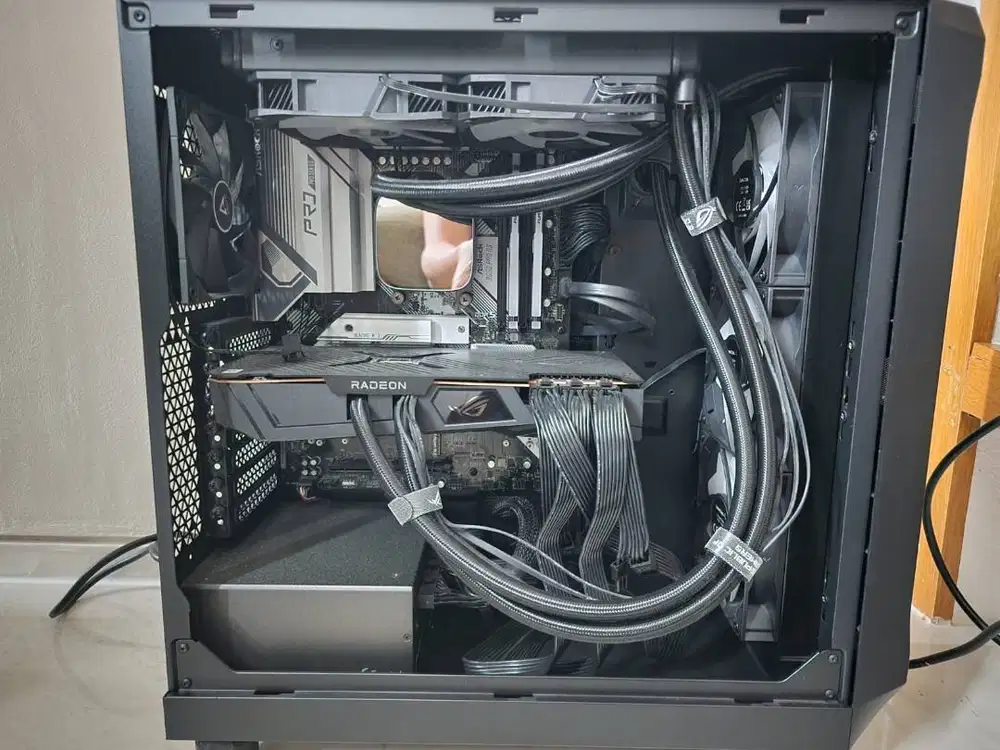 CPU Ryzen 5 7600X + Asus ROG RX 6900 XT Liquid Cooled