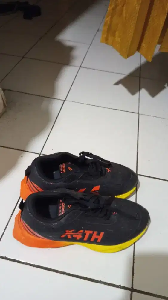 Sepatu running X4TH