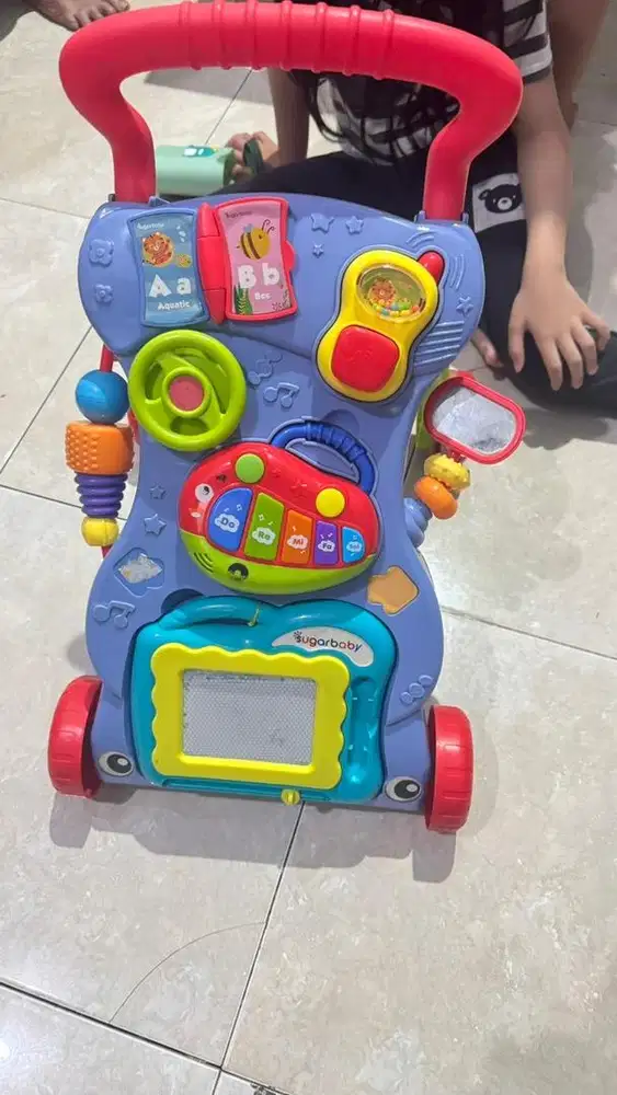 Baby walker alat bantu berjalan bayi