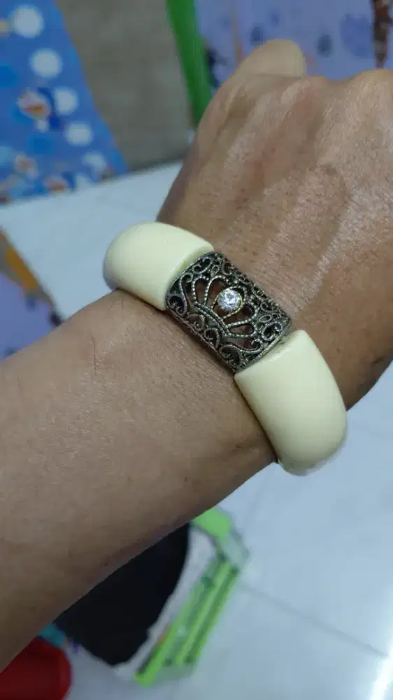 Gelang vintage wanita