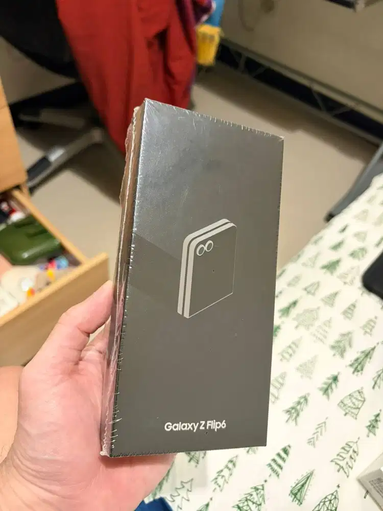 Samsung Galaxy Z Flip 6 Like New!